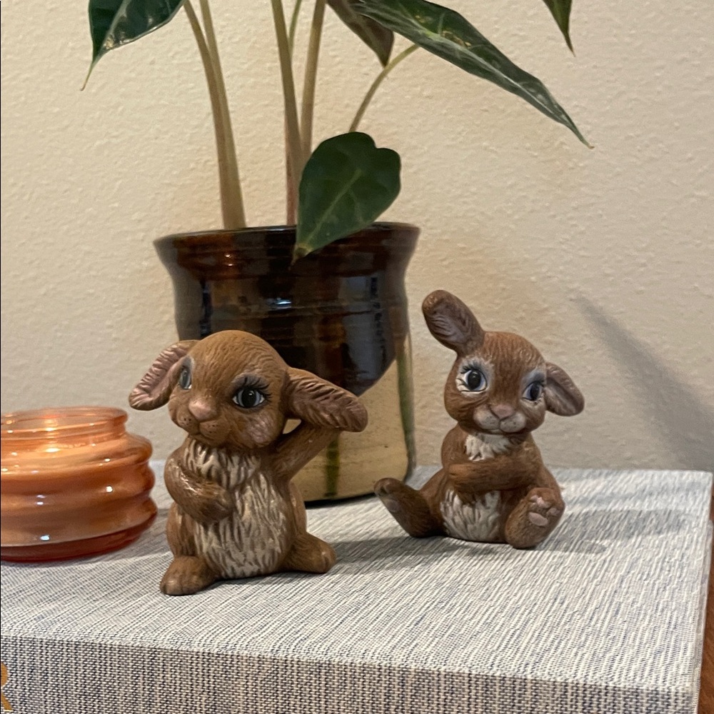 Vintage Hand-Painted Ceramic Bunny Figurines – Set of 2
